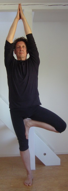 Die Verbindung zwischen Balance und Nacken in Vrksasana (der Baumhaltung)